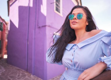Turist kadın Burano adasında renkli evler arasında poz, Ven