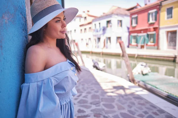 Toeristische vrouw poseren tussen kleurrijke huizen op het eiland Burano, ven — Stockfoto