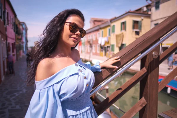 Donna turistica in posa tra le case colorate sull'isola di Burano, Ven — Foto Stock