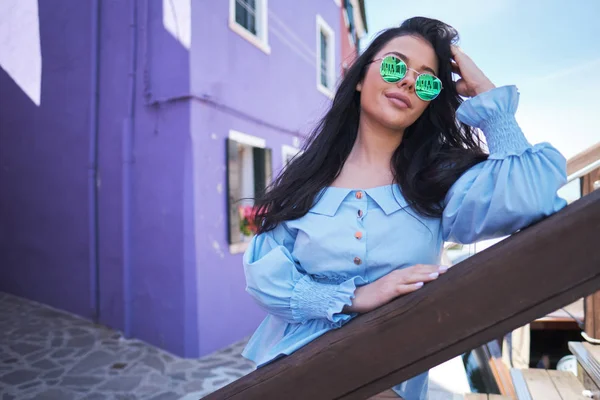 Mujer turística posando entre coloridas casas en la isla de Burano, Ven — Foto de Stock