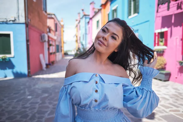 Mujer turística posando entre coloridas casas en la isla de Burano, Ven —  Fotos de Stock