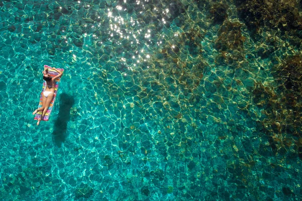 Повітряний Вид Красиву Молоду Жінку Бікіні Матраці Морі — стокове фото