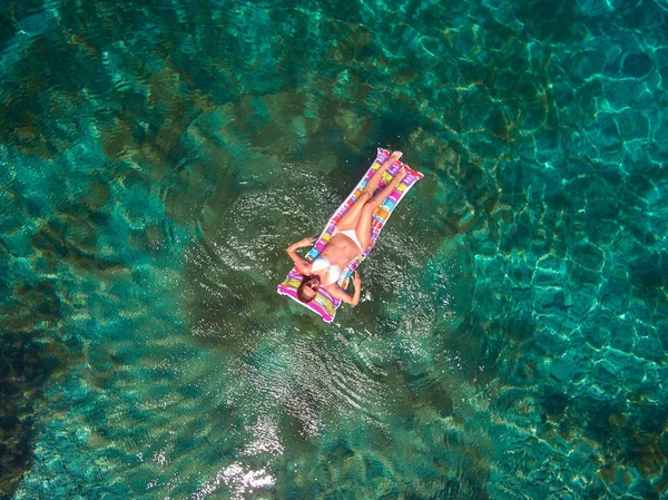 Luftaufnahme Einer Schönen Jungen Frau Bikini Auf Einer Matratze Meer — Stockfoto