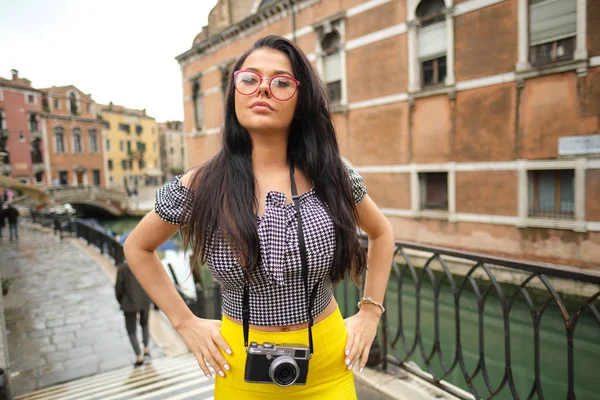 Усміхнена жінка турист приймає фотографії в Італії — стокове фото