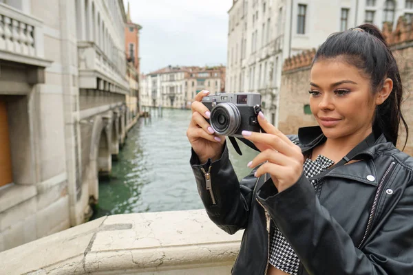 Leende kvinna turist tar bilder i Italien — Stockfoto