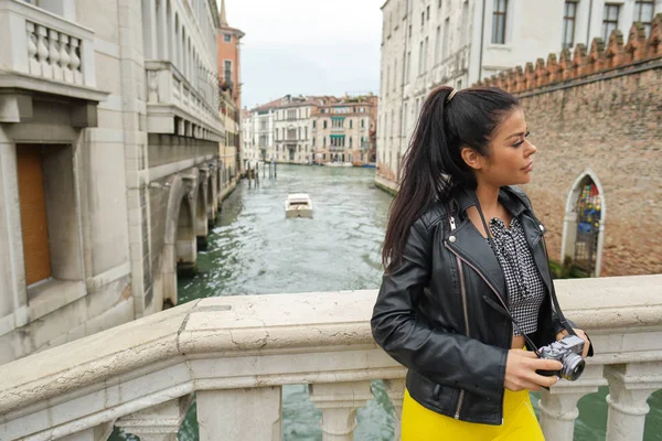 Leende kvinna turist tar bilder i Italien — Stockfoto