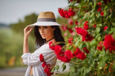 Güzel kadın yaz aylarında İtalyan Bahçe dinlenme