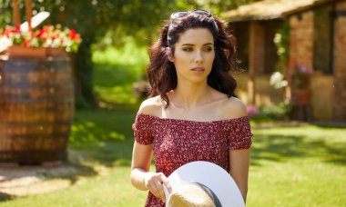 Bir kadın onun Italyan ev bahçesinde önünde duruyor