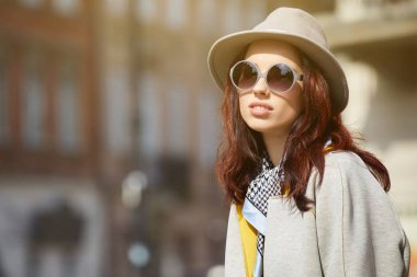 Şehirde yürüyen güzel genç bir kadın. Moda..