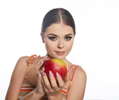 Kırmızı elma ile genç kadının güzel yakın çekim portresi. Sağlık