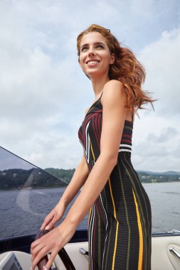 çekici kız yaz gününde bir yatta yelken