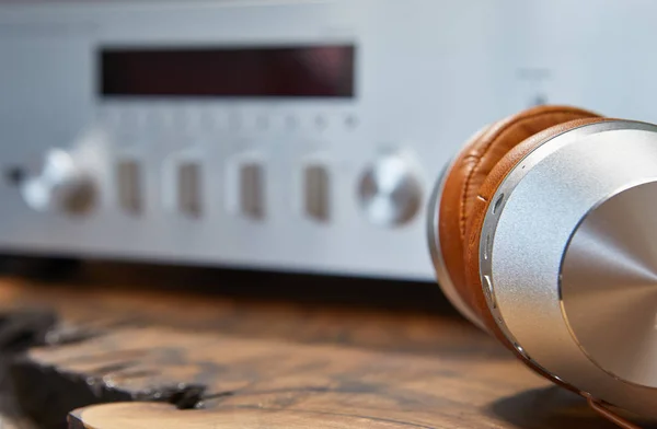 Los auriculares vintage se encuentran en una mesa de madera. Amplificador de fondo h —  Fotos de Stock