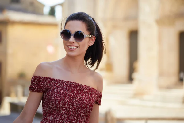Fashionably dressed woman on the streets of a small Italian town — Stock Photo, Image