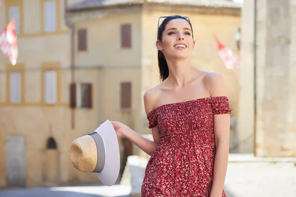 Mulher vestida na moda nas ruas de uma pequena cidade italiana — Fotografia de Stock