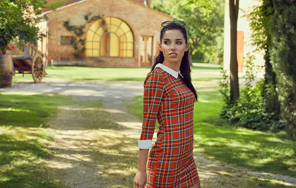 Een vrouw staat voor haar Italiaanse huis Tuin — Stockfoto