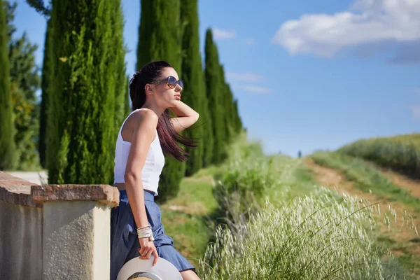 Женщина стоит перед своим итальянским домом сад — стоковое фото