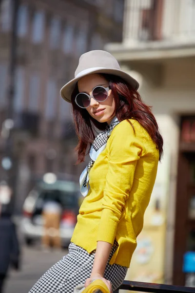 Bella giovane donna che cammina in città. Moda. — Foto Stock