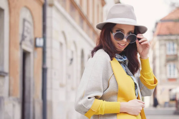 Schöne junge Frau, die durch die Stadt läuft. Mode. — Stockfoto