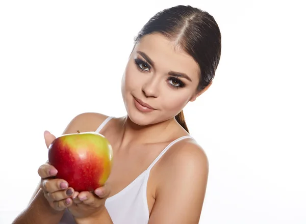 Hermoso retrato de cerca de una joven con manzana roja. Salud. — Foto de Stock