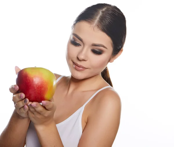 Hermoso retrato de cerca de una joven con manzana roja. Salud. —  Fotos de Stock