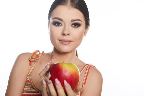 Hermoso retrato de cerca de una joven con manzana roja. Salud. — Foto de Stock