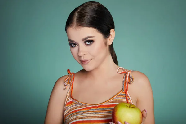 Hermoso retrato de cerca de una joven con manzana roja. Salud. — Foto de Stock