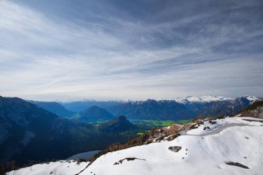 Alplerdeki dağ yolu.
