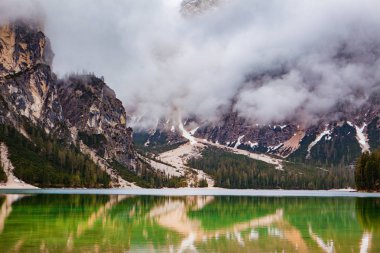 Braies gölde Dolomites İtalya, Europe