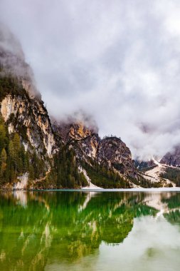 Braies gölde Dolomites İtalya, Europe