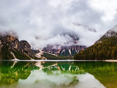 Braies gölde Dolomites İtalya, Europe