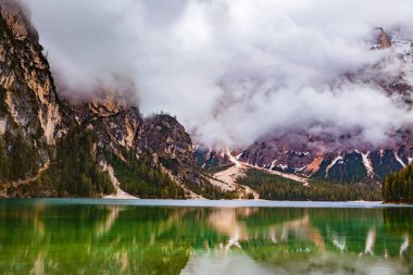 Braies gölde Dolomites İtalya, Europe