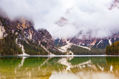 Braies gölde Dolomites İtalya, Europe