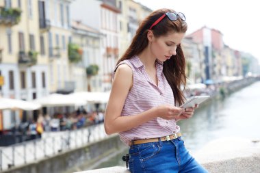 Genç kadın turist dokunmatik yüzey navigasyon yol arıyor