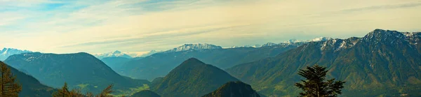 Panorámás kilátás egy alpesi hegyre — Stock Fotó