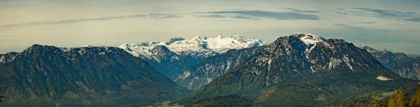 Blick auf einen alpinen Berg — Stockfoto