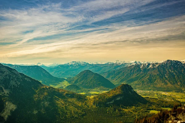 Vista panoramica di una montagna alpina — Foto Stock