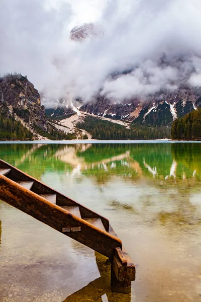 Lago Braies en los Dolomitas en Italia, Europa — Foto de Stock