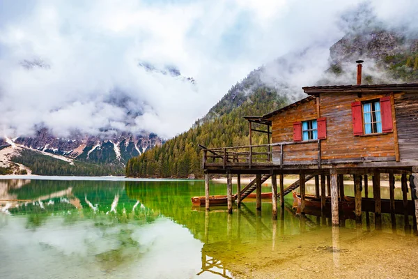 Braies gölde Dolomites dağlar, arka planda, Sudt Seekofel