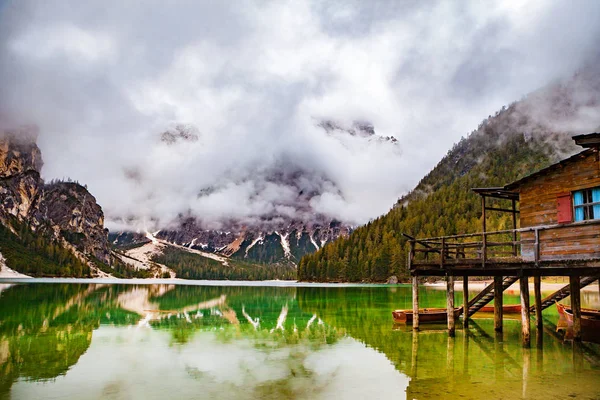 Braies Lake in Dolomites mountains, Seekofel in background, Sudt — Stock Photo, Image