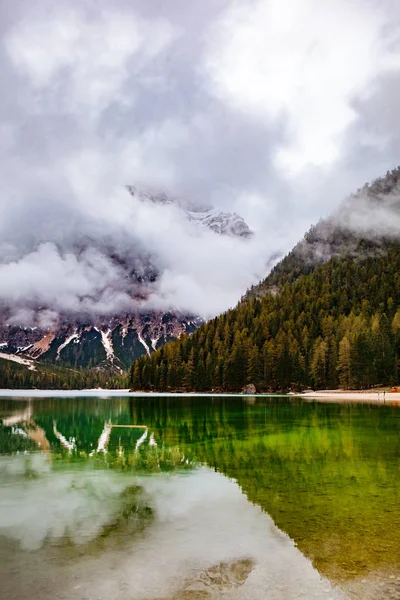 Lago Braies en los Dolomitas en Italia, Europa — Foto de Stock