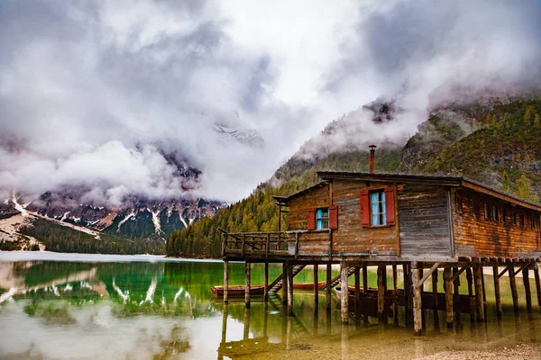 Braies Lake in Dolomites mountains, Seekofel in background, Sudt — Stock Photo, Image