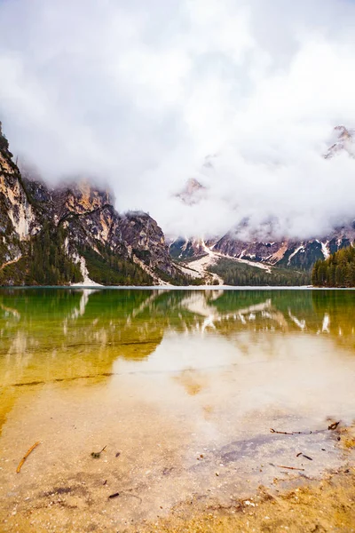 Lago Braies en las montañas Dolomitas, Seekofel en el fondo, Sudt — Foto de Stock