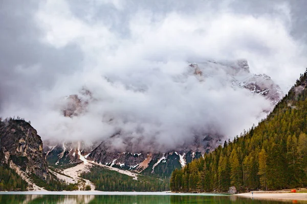 Lago Braies en los Dolomitas en Italia, Europa — Foto de Stock