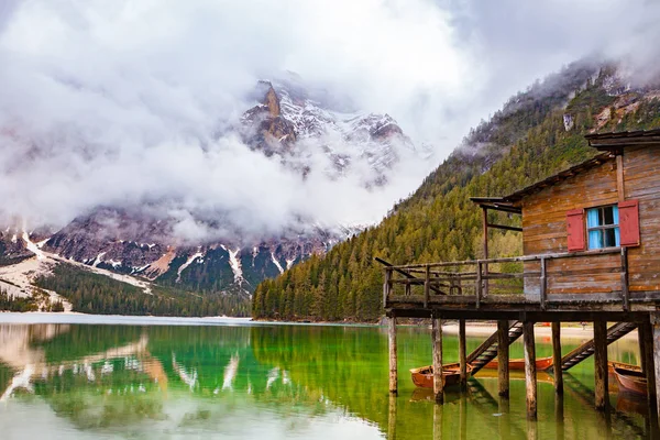 Braies Lake in Dolomites mountains, Seekofel in background, Sudt — Stock Photo, Image