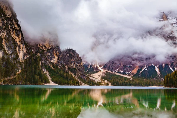 Braies gölde Dolomites İtalya, Europe