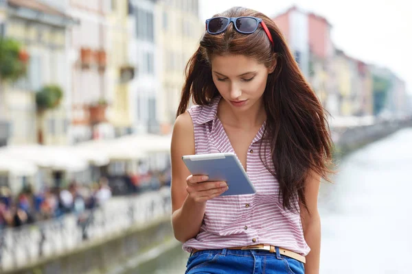 Giovane turista femminile è alla ricerca di modo in navigazione su touch pad — Foto Stock