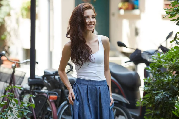 Schöne Frau auf den Straßen der alten italienischen Stadt — Stockfoto