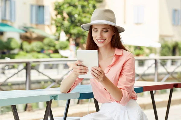 Mulher bonita usando tablet na pausa para almoço no café — Fotografia de Stock