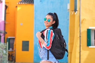 bir sırt çantası ile kız renkli bir İtalyan kasabası ziyaret