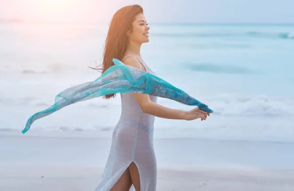 Une Fille Plage Avec Une Belle Lumière Coucher Soleil — Photo